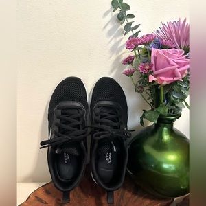 EUC Women’s Skechers Running Shoes ,white and black size 6